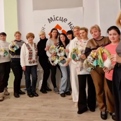 Майстер-клас із виготовлення різдвяного віночка для жінок ВПО у Луцьку